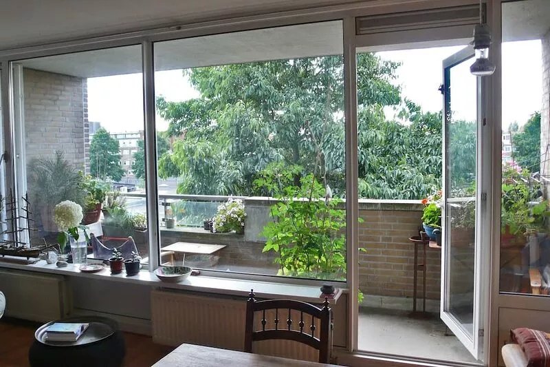 Spacious 2 room apartment on the water in the center of Amsterdam.