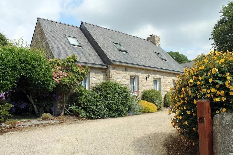 LOCRONAN - Beautiful house, veranda and large garden - near sea and bay view