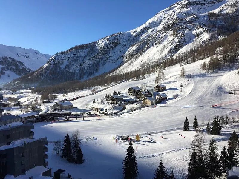 4 bedroom ski-in apartment with stunning views up valley