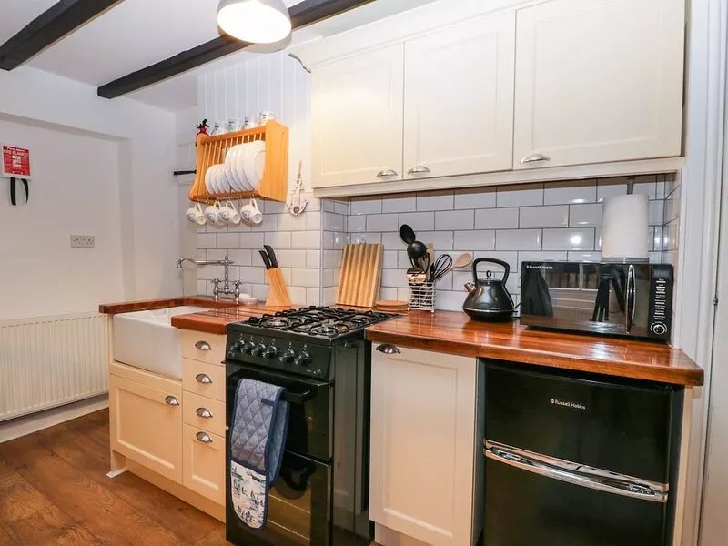 ROSEBERRY COTTAGE, family friendly in Robin Hood’s Bay