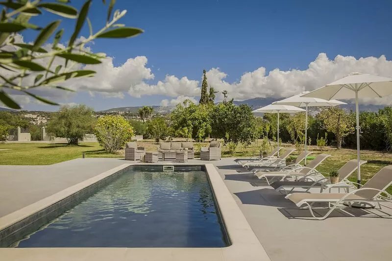 SUPERB LOCATION Luxury 5 bed villa, pool, sea view, beach / restaurants close