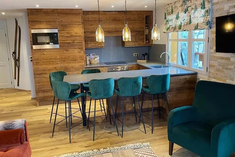 Apartment with sunny mountain views, ski-in/out, access to pool, sauna & hot
