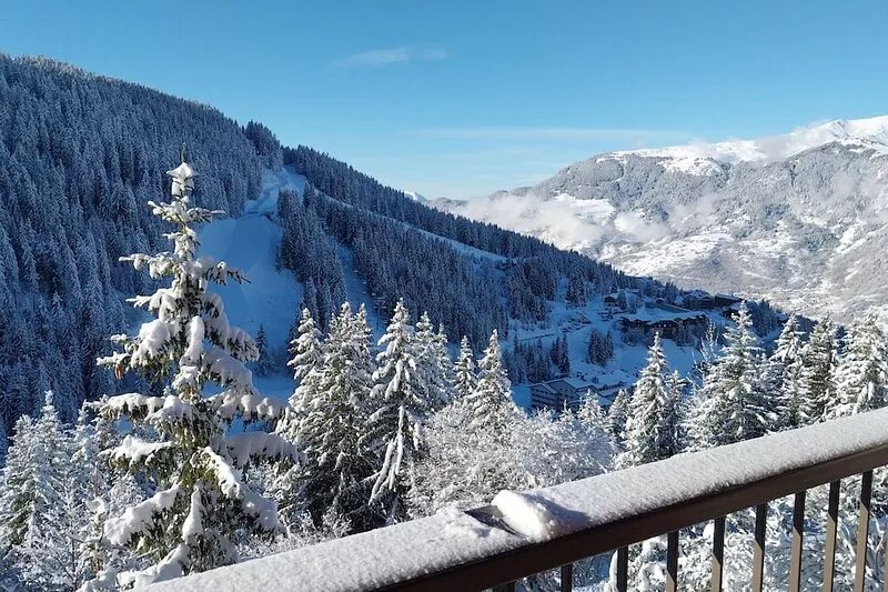Fabulous 2 Bedroom Ski In / Out Apartment with West facing balcony