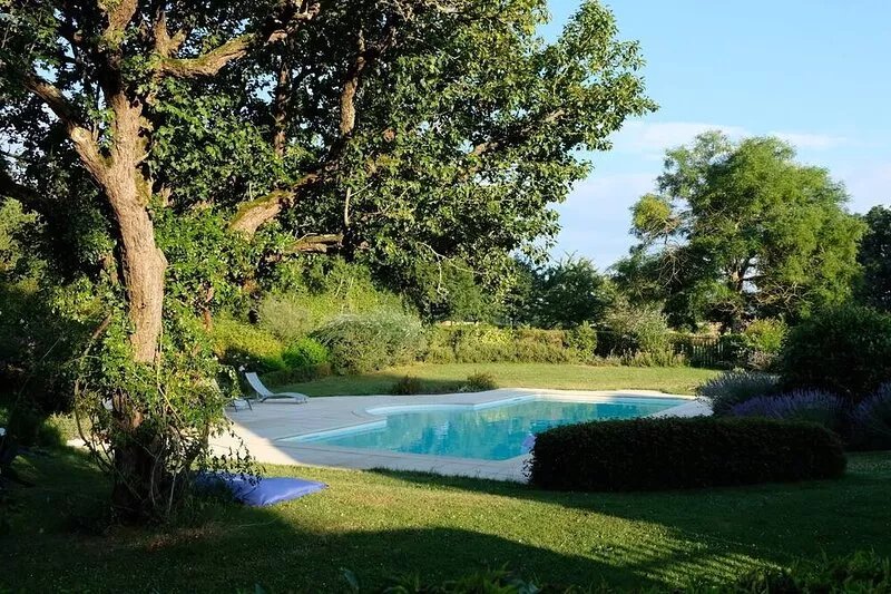 Family-friendly farm house, pool & tennis court, with large garden, near Loire