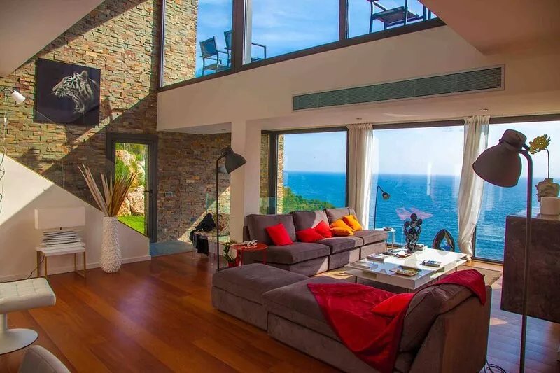 470 sq.m high standards villa, on the sea front - 5 bedrooms – for 10 people