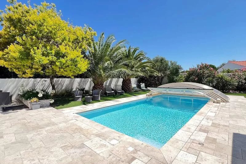 Superb villa with heated pool near the beach