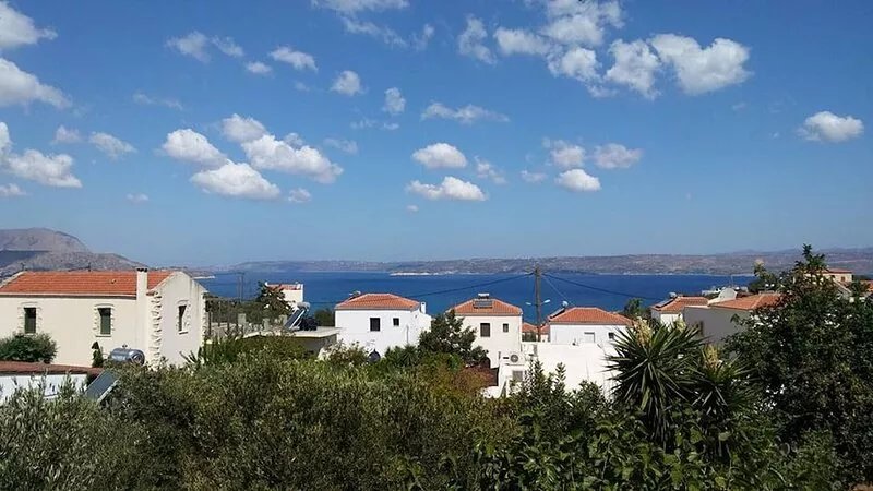 Plakoura, a quiet cottage in village square of Plaka with a view to the sea.