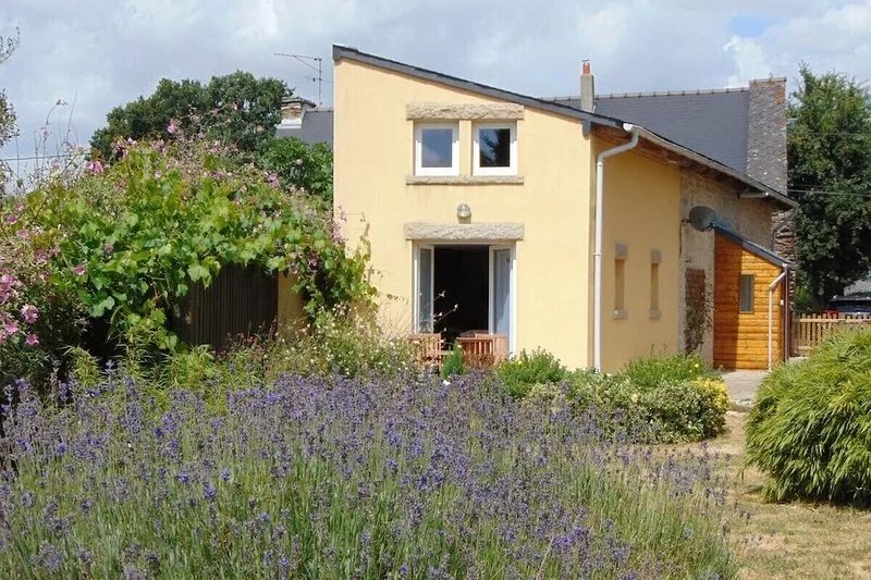 A wonderful and quiet 4 bed characterful house, lovely garden, yet near to