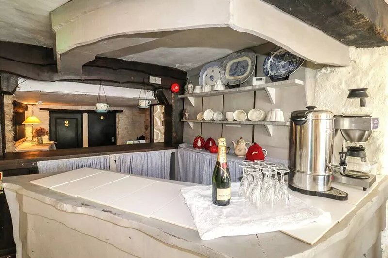 THE OLD CHURCH HOUSE, pet friendly, with open fire in Torbryan