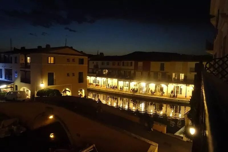 1st Floor Waterside Apartment-Superb Views.Beaches Nearby. Lift there.