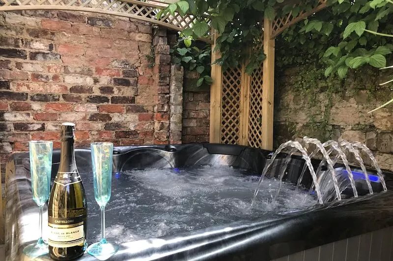 Central townhouse with hot tub jacuzzi bath and 3D TV room
