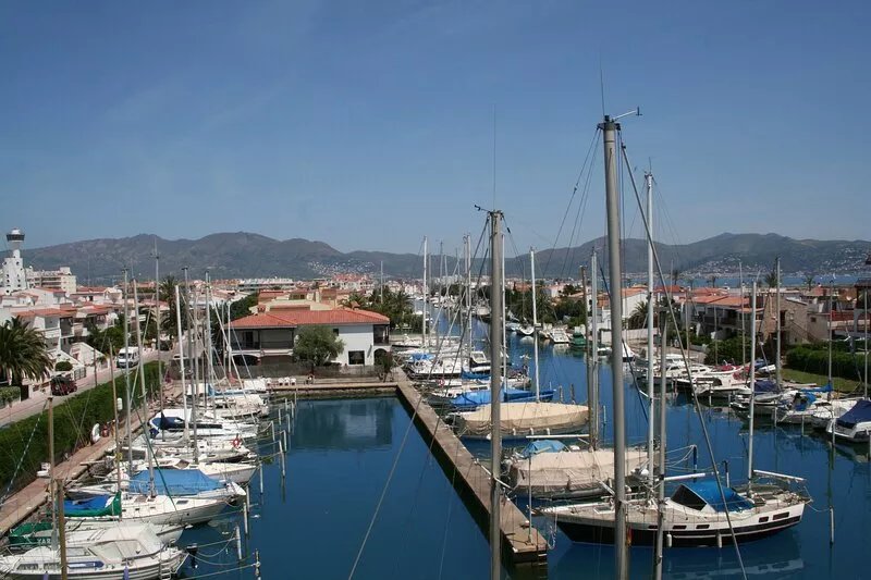 Apartment in Empuriabrava. 50 meters beach and trades.