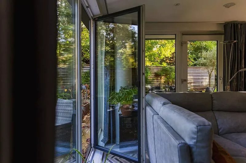 Stunning bright and modern spacious one bedroom garden flat