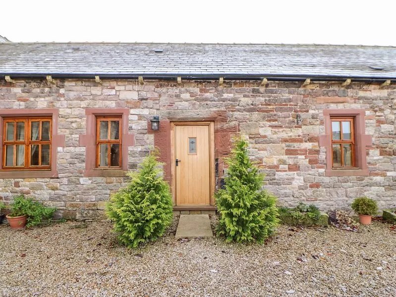 DOVE COTTAGE, pet friendly, with open fire in Milton