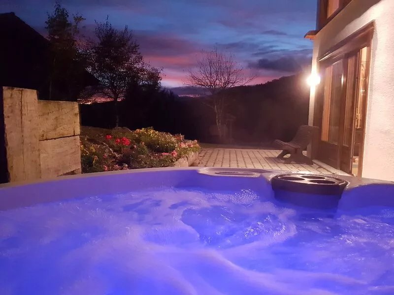 Self catering chalet in Les Gets with hot tub & close to Les Folietts ski lift
