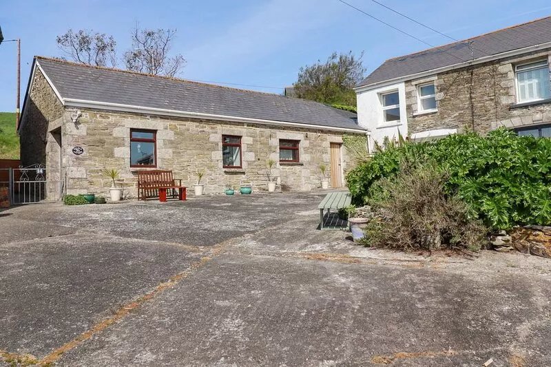 STABLE COTTAGE, family friendly, country holiday cottage in Porth
