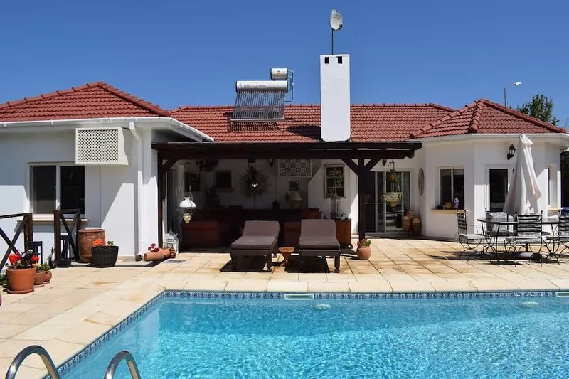 Beautifully presented 3 bed bungalow located 10 minutes walk to Shayna beach.