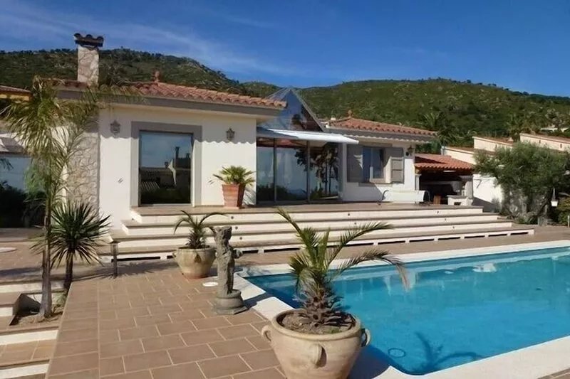 Rosas luxurious Villa is in a wooded park private pool, peaceful, all amenities