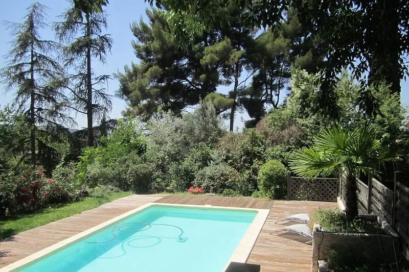 a house, a garden, a swimming pool, calm: guaranteed rest