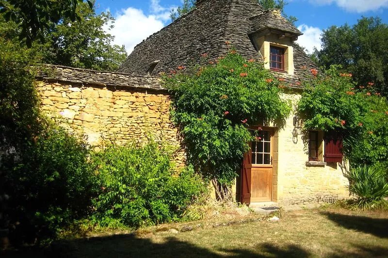 Stunning 4 star cottage near Montignac with large private pool & WIFI.