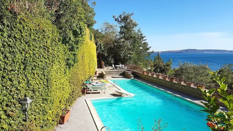 Completely remodeled in 2022. Villa, panoramic lake view, private swimming pool