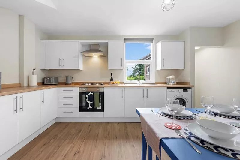 Modern 3 bed home ideally located close to Coventry City Centre, w/parking