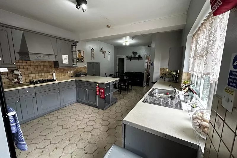 Great 6 bedroom house with outdoor space