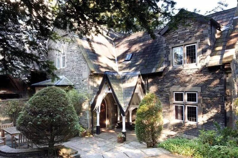 PRIORY LODGE, pet friendly, with a garden in Windermere