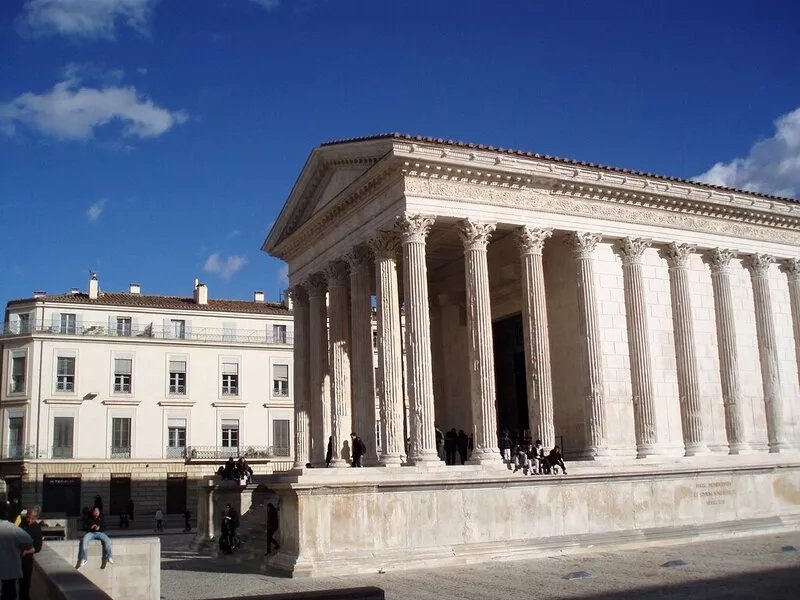 Exceptional place Town Center Ecusson near Maison Carrée Nîmes