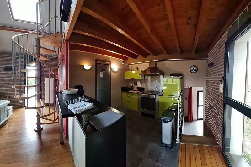 5 minutes from the beach, heated indoor pool, sauna, pets welcome
