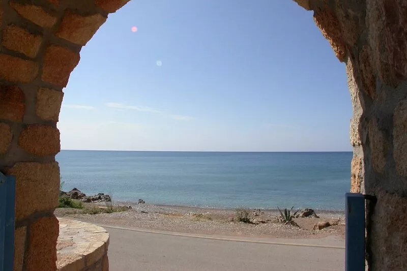 Apartments for 4 -5 people / romantic palm garden - right on the sea