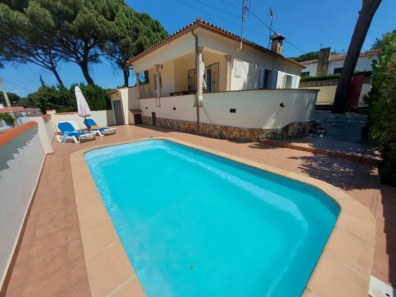 Villa with private swimming pool, free wifi,  between sea and forest.