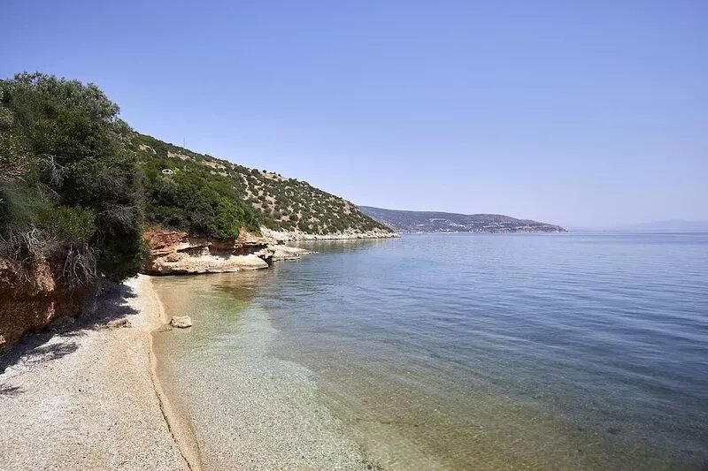 Family-friendly residence with gardens by the sea, in front of an isolated beach
