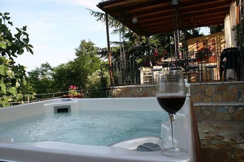 Chianti Holiday House, private jacuzzi up to 6 pax
