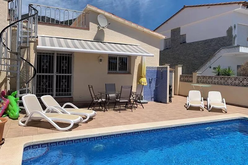 Cozy property  with private pool in a quiet residential area