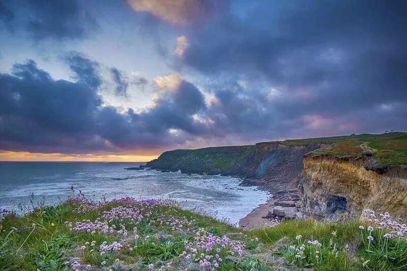 Large house, North Cornwall, Seaviews. 1 min to beach! Pet Friendly. Sleeps 10.