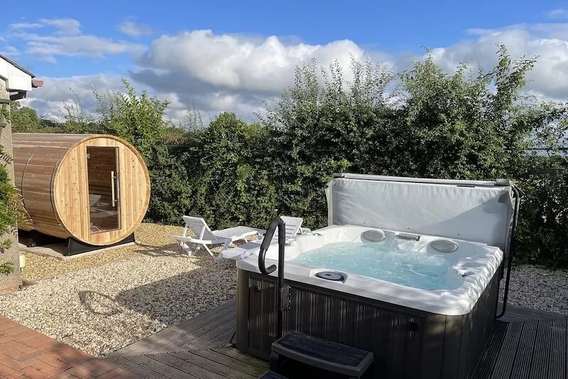 4 Star detached rural Bungalow with Jacuzzi & Sauna, Play Area and free WIFI