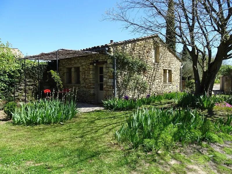 Pretty stone mazet for 2 people surrounded by a 2 hectare park