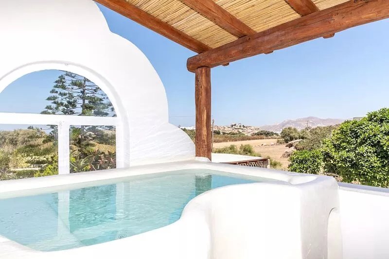 Traditional Styled Apartment With Private Outdoor Jacuzzi