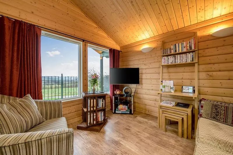 5 Star Award Winning -The Lodge - with hot tub - sleeps 2