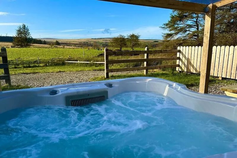 1 bedroom cottage with private hot tub.