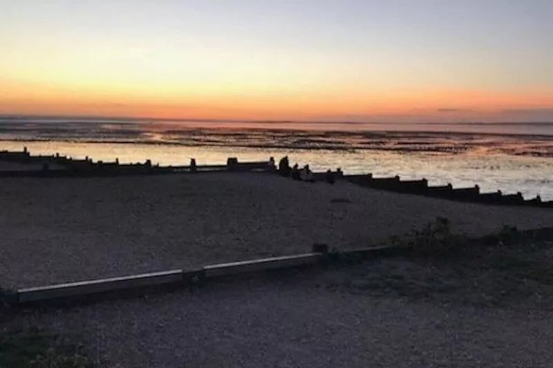 Two minutes from beach. Cosy pet-friendly cottage in cool location with garden.