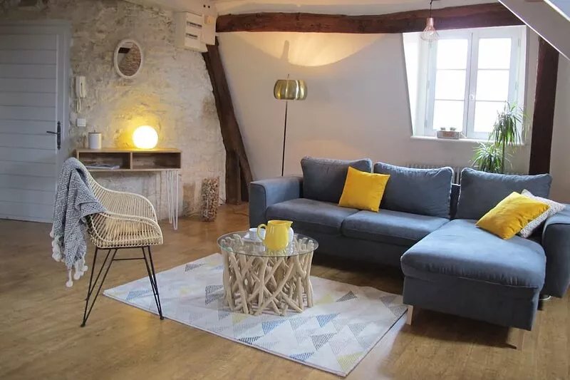 Apartment of calm character ideally placed. Ideal for lovers.