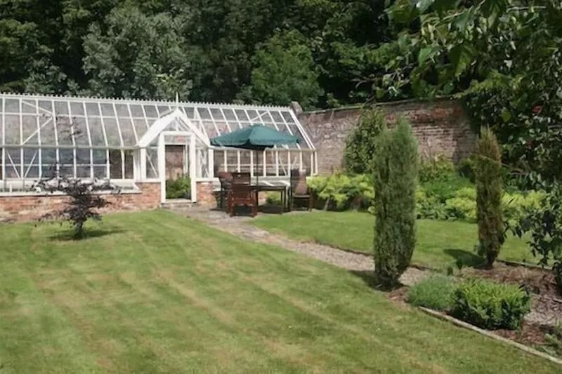 One bedroomed holiday cottage that sleeps up to 2, with off road car parking