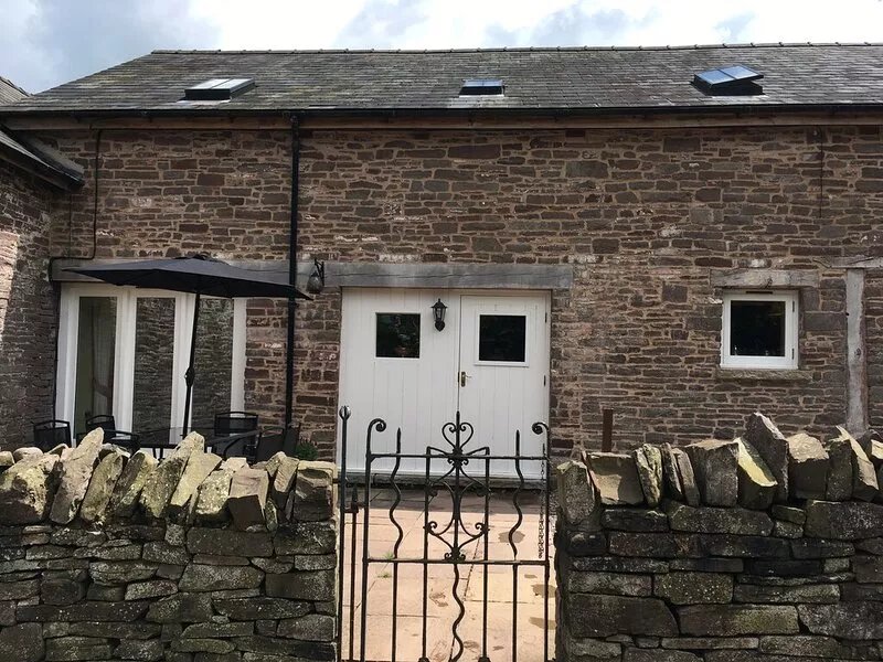 Honeysuckle Cottage: is a really spacious place for a family or group of friends