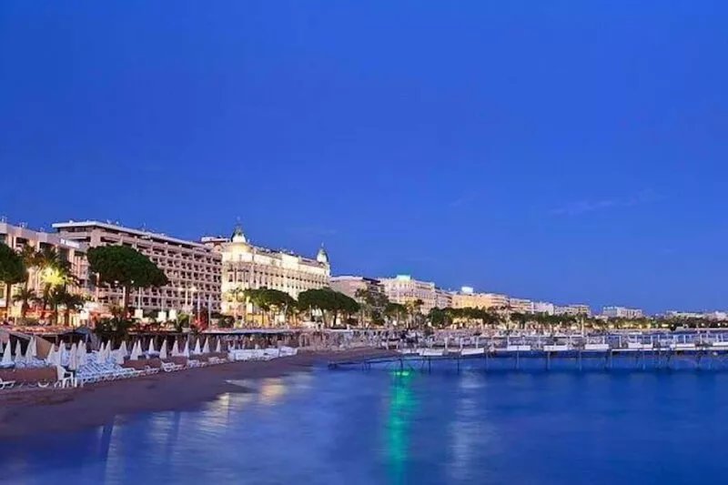 In the heart of Cannes "La Banane", 2 Bedrooms, 1 Lounge, sleeps 4, Air