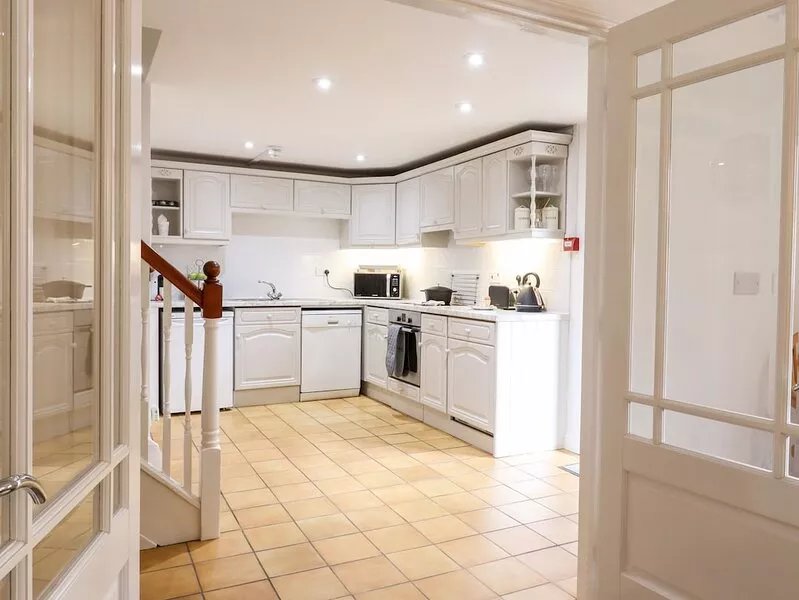 THE GRANARY, family friendly, with a garden in Roxhill Manor Farm
