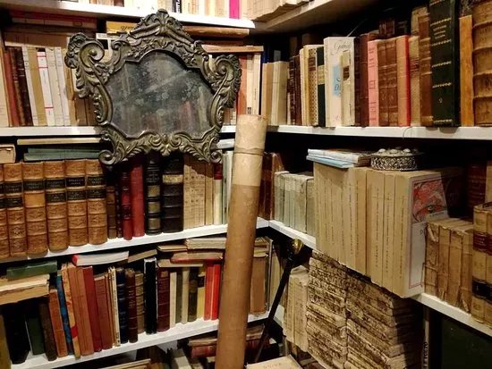 Segni nel Tempo antiquarian bookshop in Venice