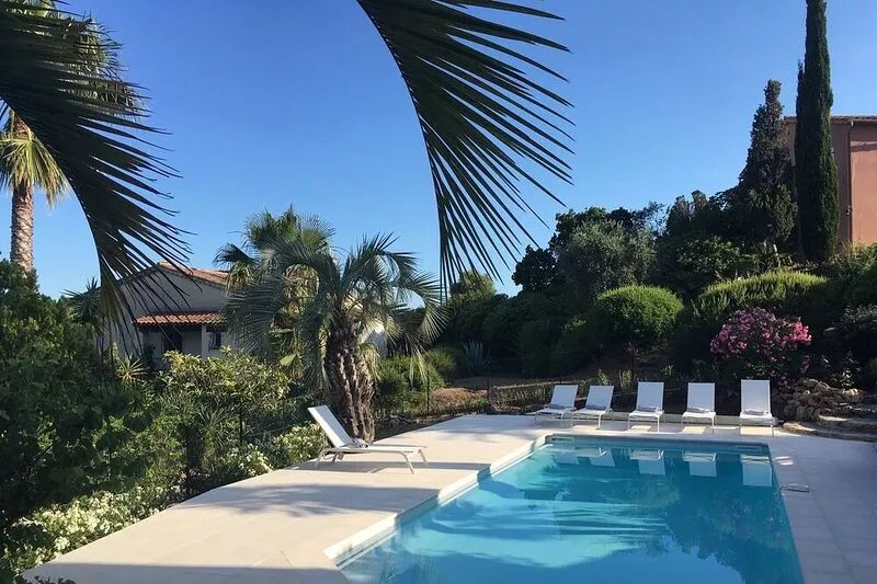 Recently renovated villa in a quiet area , a few minutes from the beach.