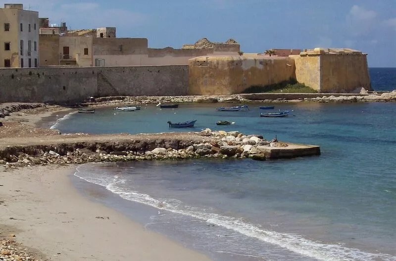 Lovely apartment in the historic center just steps from the beach